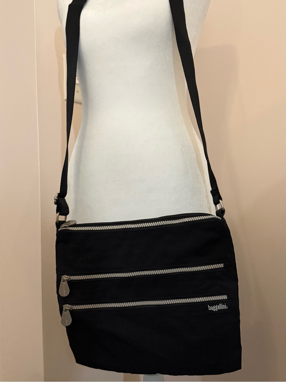 Baggallini Black Nylon Triple Zip Crossbody Bag Travel Organizer Lightweight